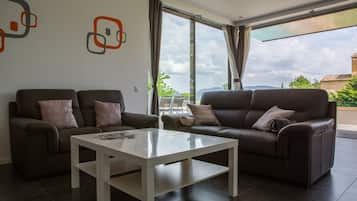 Smart-tv, een open haard, videospelletjes en boeken