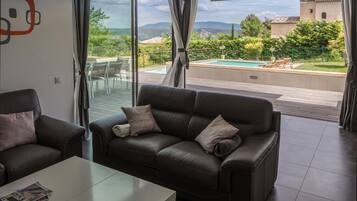 Smart TV, fireplace, video games, books