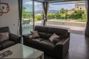 Smart TV, fireplace, video games, books - Architect-designed house with heated pool in the heart of the Luberon - Air-conditioned first floor- (Lacoste)