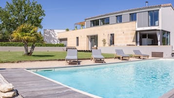 Een verwarmd zwembad