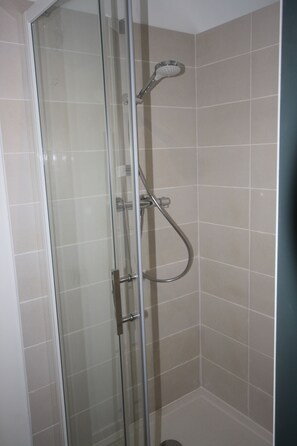 Shower, hair dryer - Maison GUREA RDC classified 3 stars 6 people, 3 bedrooms 2 bathrooms Bidart (Bidart)