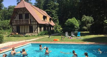 Casa normando con piscina en el campo