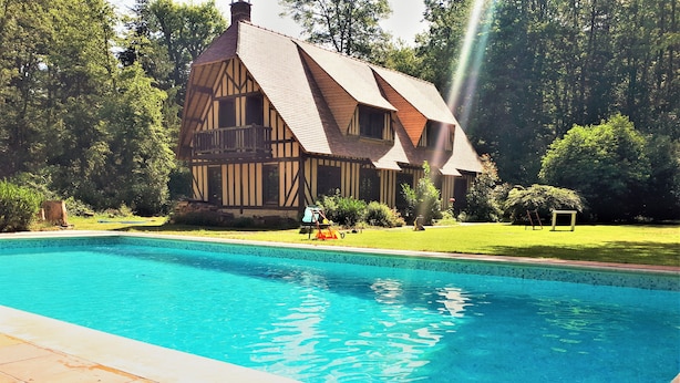 A swimming pool with a wooden house in the background. - Norman house with pool in the countryside (Bâlines)
