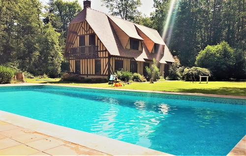 Normannisches Haus mit Pool in der Landschaft