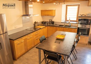 Fridge, microwave, oven, stovetop - MOUNTAIN PYRENEES LESCUN VILLAGE SUPERB GÎTE 4 / 11pers. (Lescun)