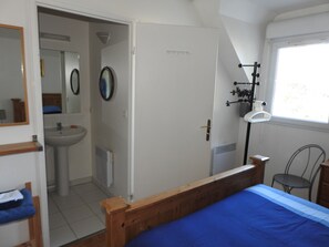 3 bedrooms, iron/ironing board, internet, bed sheets