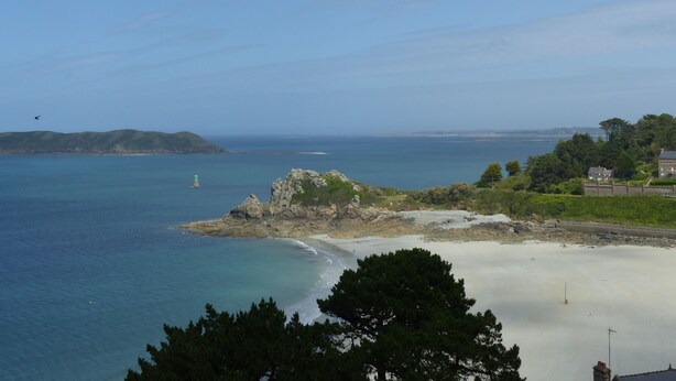 A coastal landscape with a lighthouse, rocky outcrops, and a sandy beach. - PROMO - Duplex PANORAMIC SEA VIEW, Quiet and close to the BEACH  (Perros-Guirec)