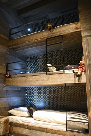 5 bedrooms, desk, iron/ironing board, travel crib