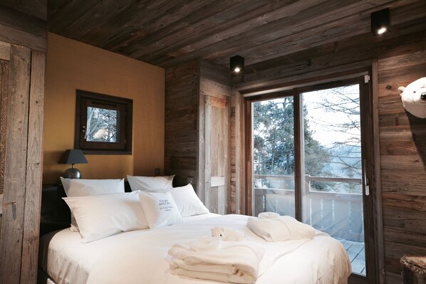 5 chambres, bureau, fer et planche à repasser, lit parapluie