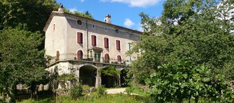 Large family house sleeps 16 in the heart of a beautiful medieval village