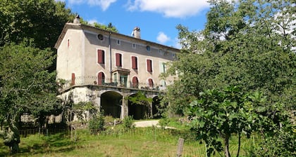 Suuri omakotitalo nukkuu 16 keskellä kaunis keskiaikainen kylä