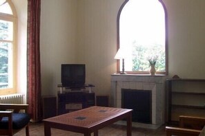 Fernseher, DVD-Player, Tischtennisplatte, Bücher