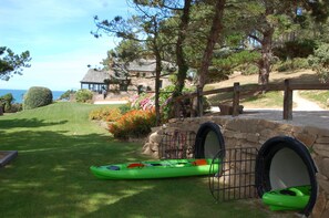 Property grounds - Les Gabelous, sleeps 9, direct beach access and panoramic sea view (Plougasnou)