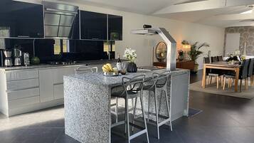 Réfrigérateur, four, plaque de cuisson, lave-vaisselle