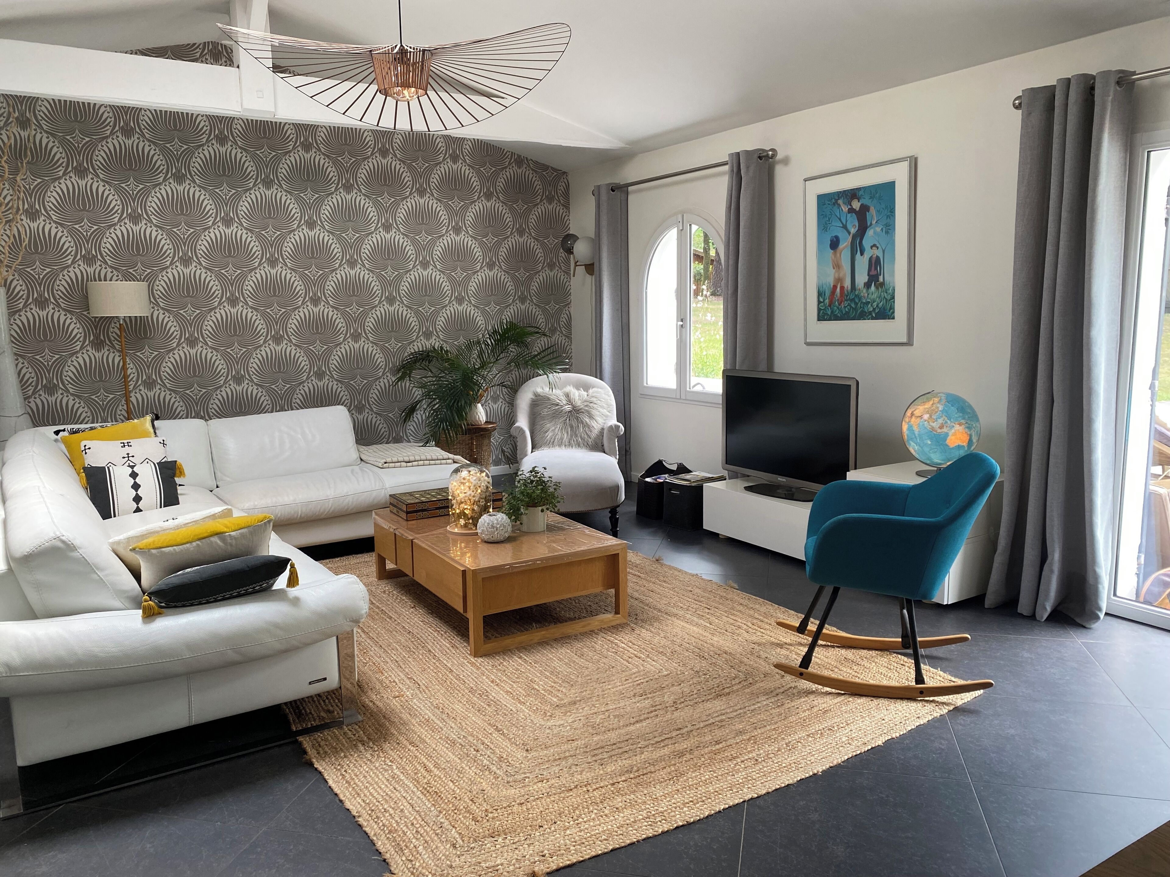 テレビ、DVD プレーヤー、書庫