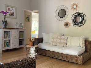 Fernseher, DVD-Player, Bücher