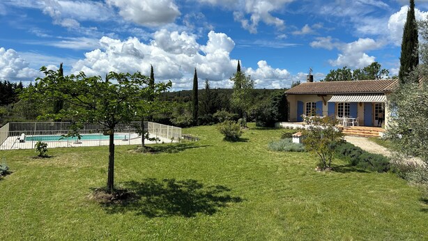 A villa with a swimming pool, surrounded by a well-maintained lawn and trees. - villa, countryside, quiet, spacious (8 persons), secure swimming pool. (Sérignan-Du-Comtat)