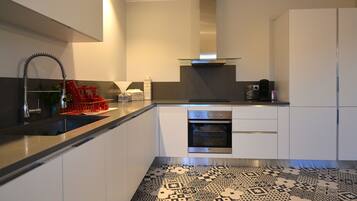 Een koelkast, een microgolfoven, een oven, een kookplaat