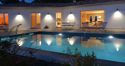 Villa avec piscine surplomblant un terrain d'un hectare vue sur vignoble