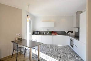 Frigorífico, microondas, horno y placa de cocina