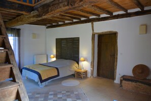 5 slaapkamers, een bureau, een strijkplank/strijkijzer, gratis wifi