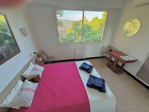 5 chambres, coffres-forts dans les chambres, fer et planche à repasser