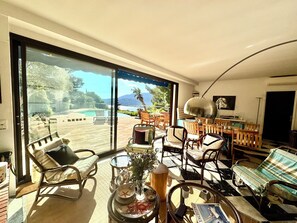 Smart TV, fireplace, DVD player, table tennis
