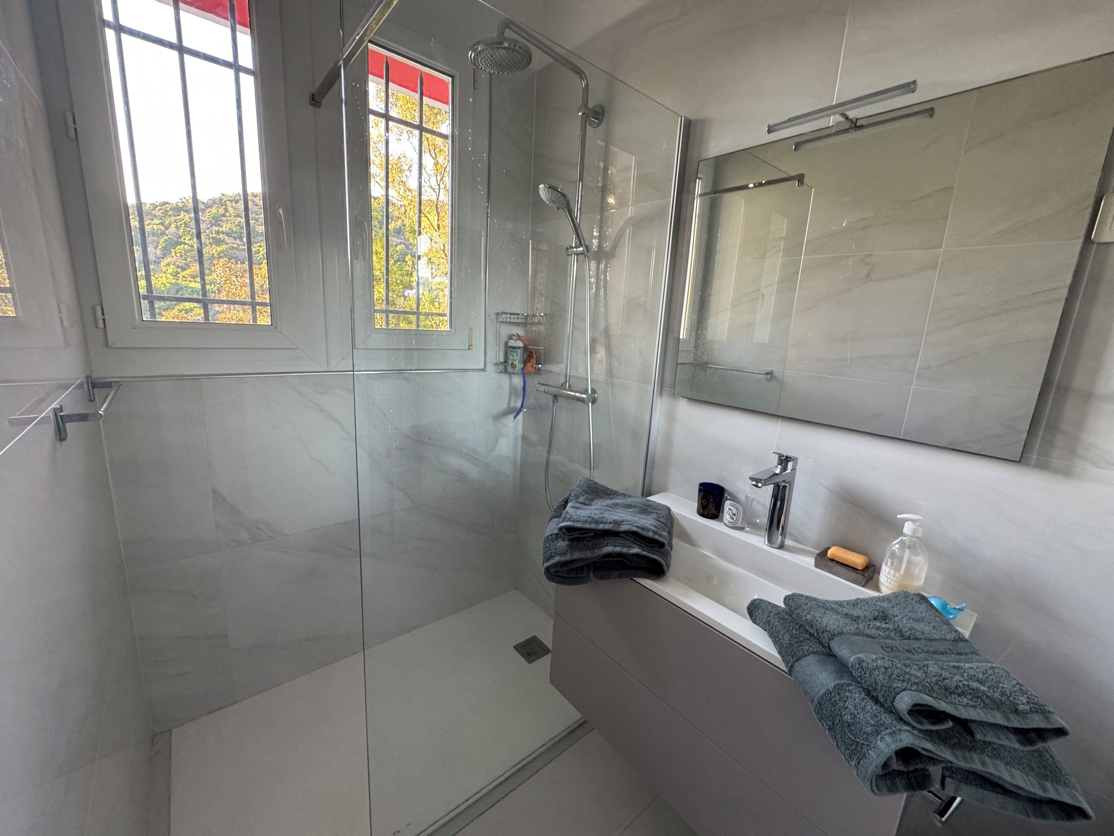 Ensemble douche/baignoire, sèche-cheveux, bidet, serviettes fournies