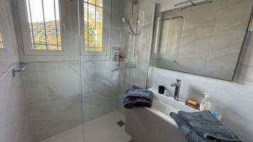 Ensemble douche/baignoire, sĂšche-cheveux, bidet, serviettes fournies