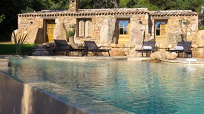 Et evighetsbasseng og et oppvarmet basseng