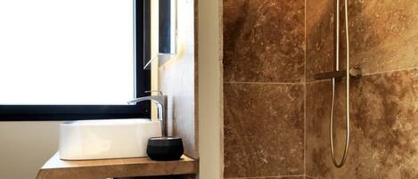 Dusche, Haartrockner, Shampoo