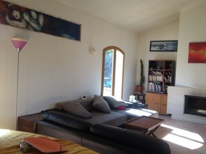 Tv, bordtennisbord, bøger