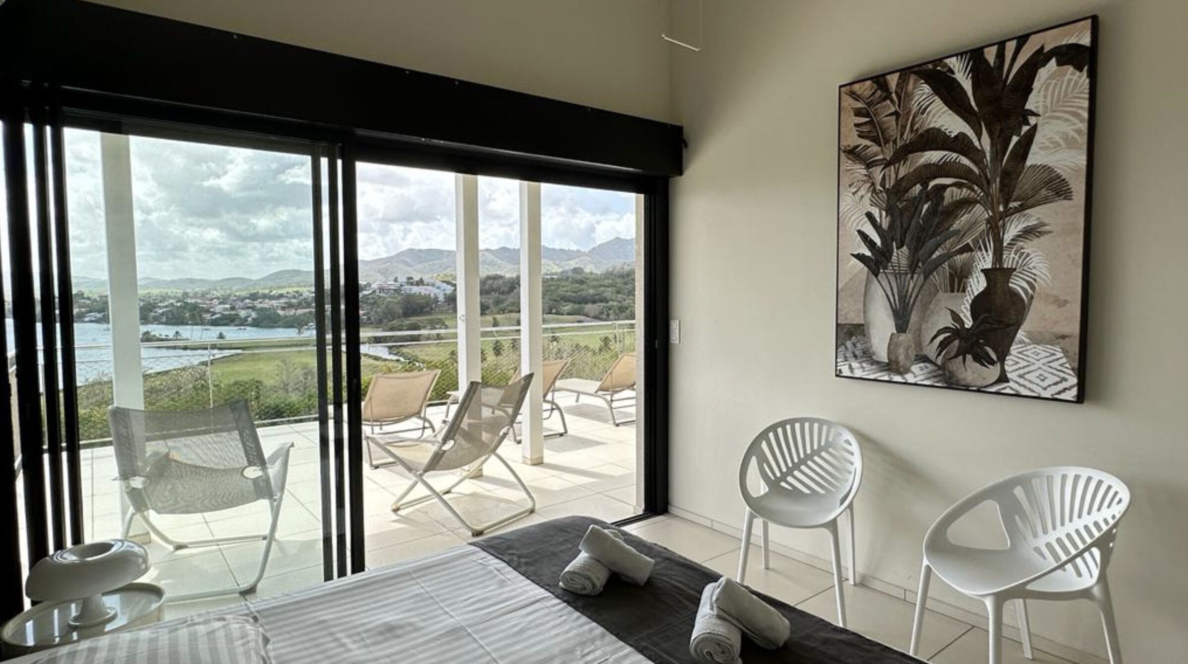 5 makuuhuonetta, tallelokero huoneessa, silitysrauta/-lauta