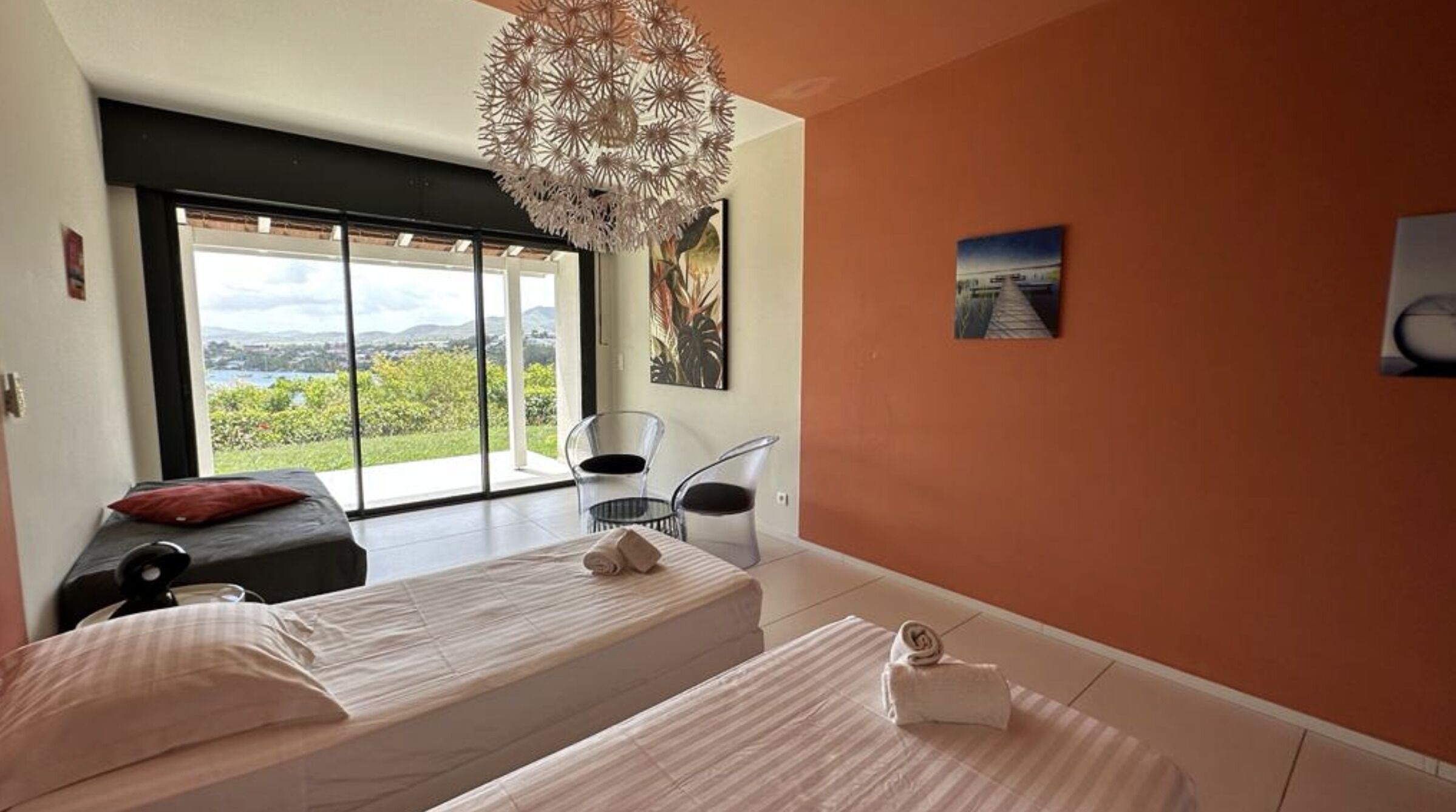 5 makuuhuonetta, tallelokero huoneessa, silitysrauta/-lauta