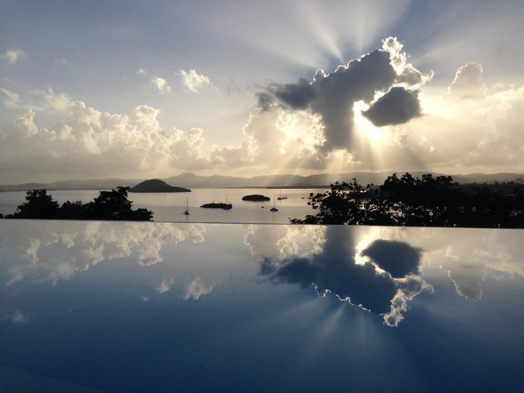 Piscine extérieure, piscine à débordement