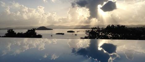 حمّام سباحة خارجي، حمّام سباحة لا متناهي