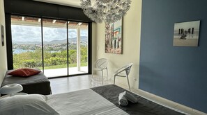 5 chambres, coffres-forts dans les chambres, fer et planche à repasser