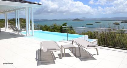 Quiet luxury villa with infinity pool, on the golf course with sea view