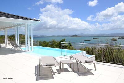 Quiet luxury villa with infinity pool, on the golf course with sea view