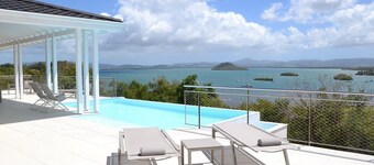 Quiet luxury villa with infinity pool, on the golf course with sea view