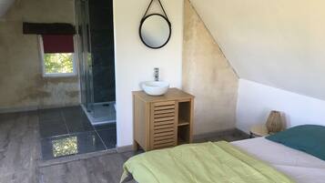 8 bedrooms, iron/ironing board, travel cot, free WiFi