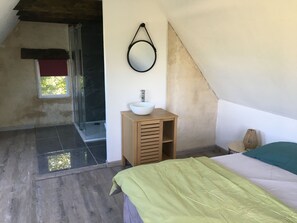 8 slaapkamers, een strijkplank/strijkijzer, reisbedje, gratis wifi