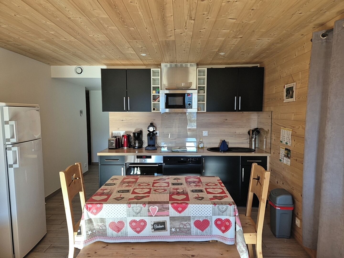 Réfrigérateur, micro-ondes, four, plaque de cuisson