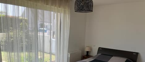 2 habitaciones, tabla de planchar con plancha, wifi y ropa de cama