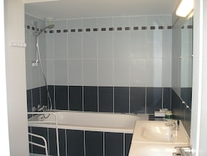 Bathtub, hair dryer, towels, soap - Apartment T3 in Larmor beach 5 minutes walk from the beaches (Larmor-Plage)