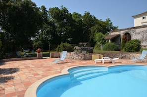 Una piscina al aire libre