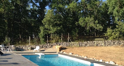 Magnífico hórreo, 8 personas 4 dormitorios, piscina privada climatizada, campo