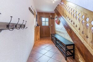 A hallway with a wooden bench, a door with a frosted glass window, and a wall-mounted coat rack. - Chalet des Etoiles (11 people) Val-Cenis (Sollières-Sardières)