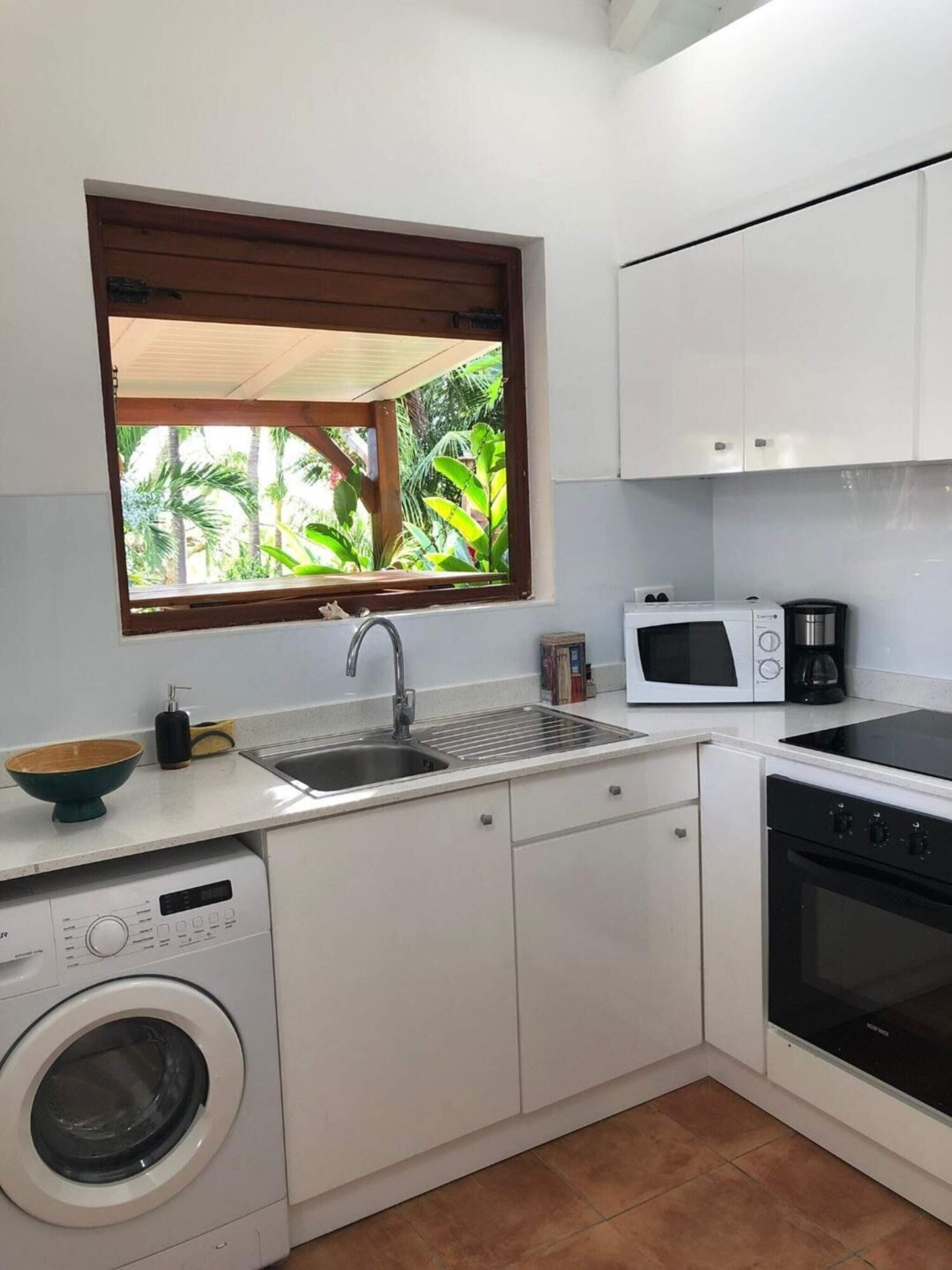 Micro-ondes, lave-vaisselle, cafetière/bouilloire