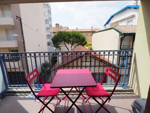 Outdoor dining - Cozy Apartment for 2 in Arcachon Center with Terrace and Parking (Arcachon)